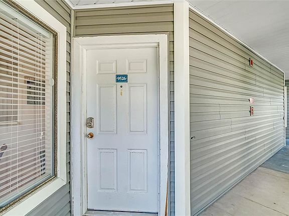 3rd image of 9526 Darien Ave #9526