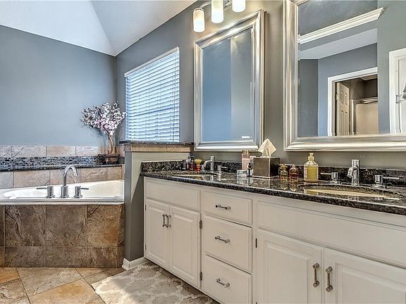 4th image of 2018 NE Eastwood Ct