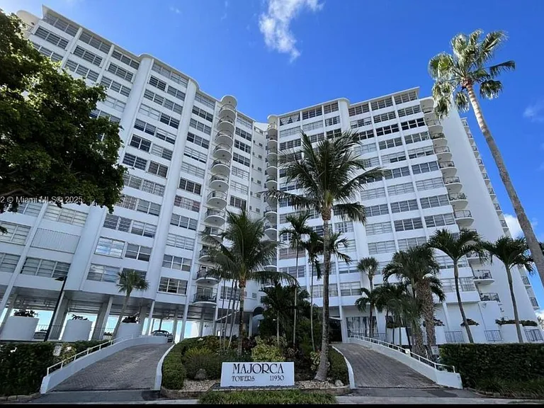 11930 N Bayshore Dr #Penthouse 10 — Photo 1