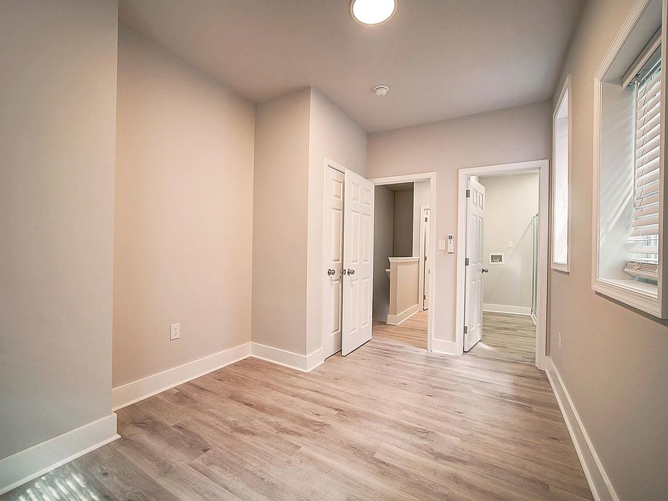 1st image of 6143 Glenmore Ave #29