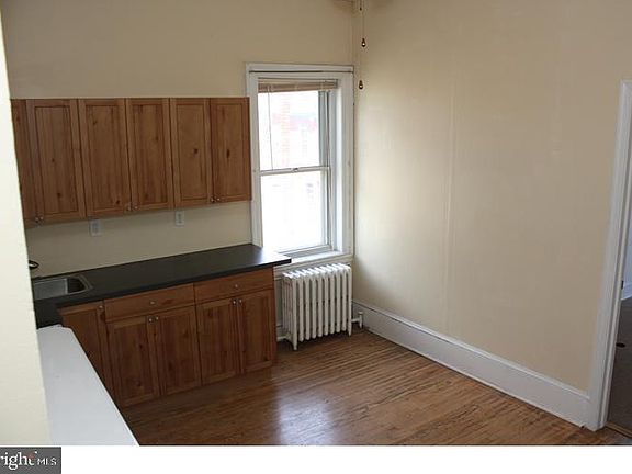 3rd image of 2519 Brown St #2F
