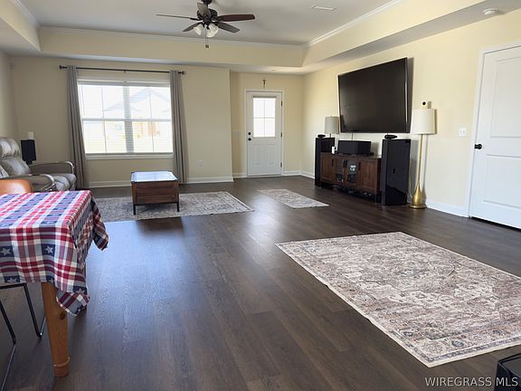 3rd image of 111 Mapleleaf Ct