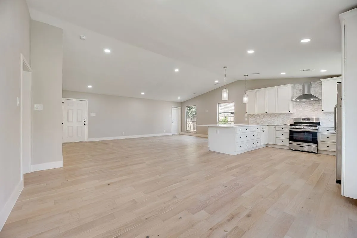 3 bed, 2.0 bath, 2064 sqft, $2,950 — Photo 4