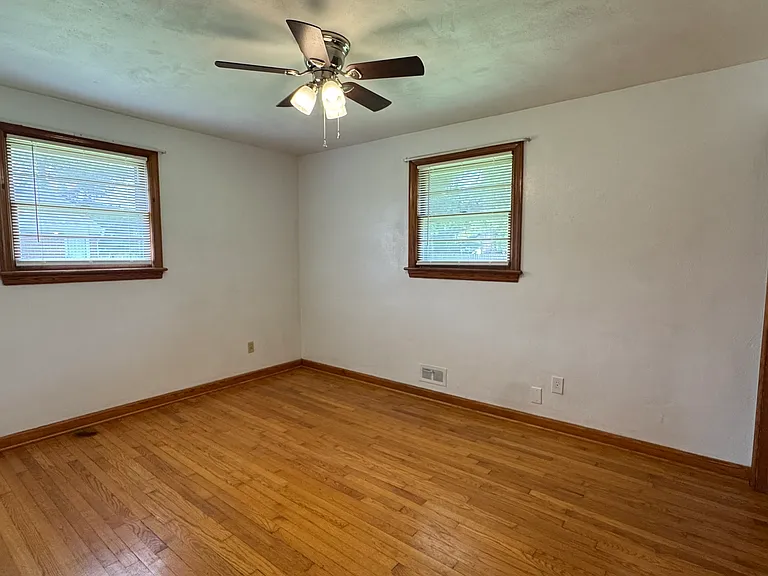 Second bedroom.