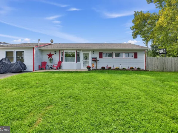 2 Idlewild Rd, Levittown, PA 19057