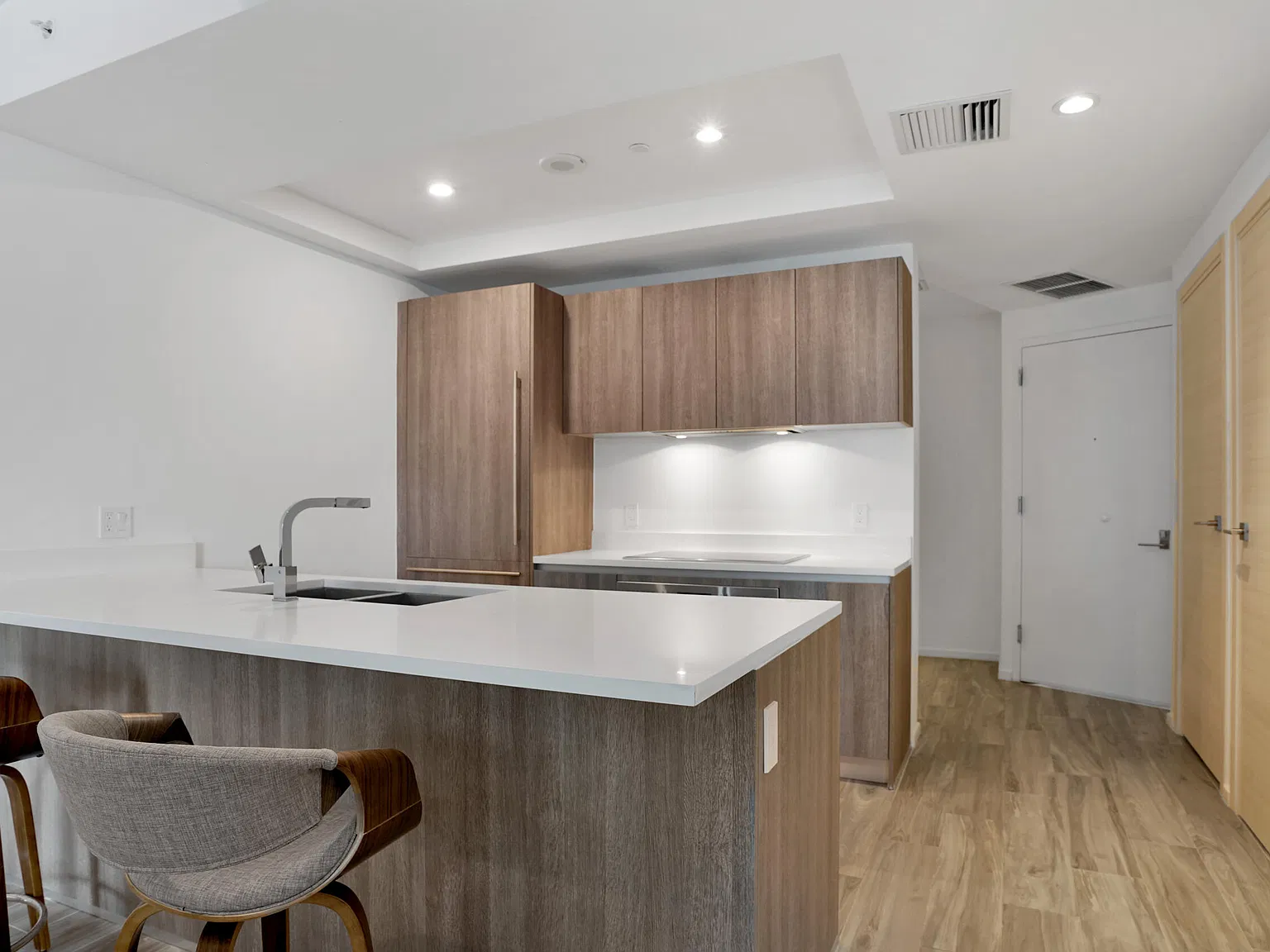 1 bed, 2.0 bath, 849 sqft, $4,500 — Photo 3