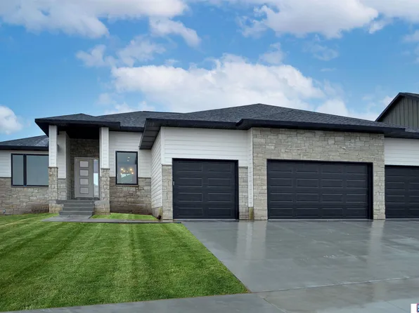 911 N 107th St, Lincoln, NE 68527