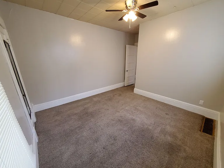 Remodeled 2 Bd with huge kitchen, dining room and living room — Photo 22