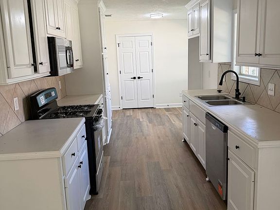 3rd image of 703 Lansdowne Ln