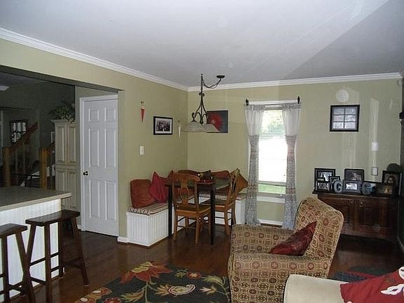 B'fast Nook w/Storage Seats