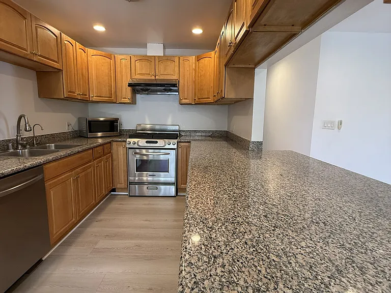967 Miller Ave — Photo 3
