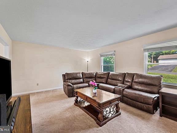 5th image of 102 Primrose Pl