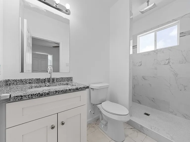 323 Gabriel St #202 — Photo 16