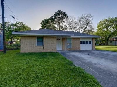 720 S Valderas St, Angleton, TX, 77515
