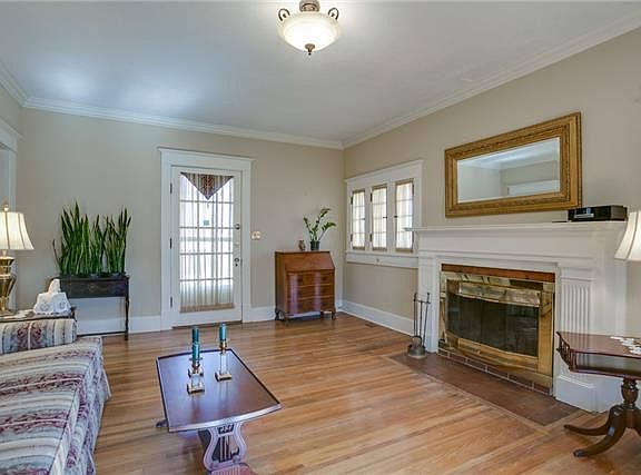 5th image of 300 Hazelwood Dr