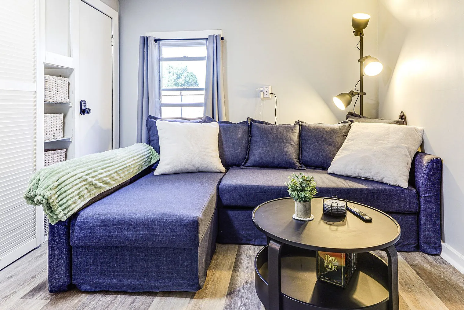 2 bed, 1.0 bath, 1194 sqft, $2,806 — Photo 4