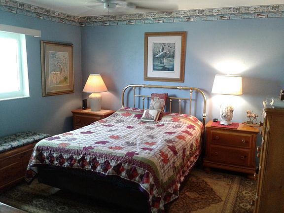 Master Bedroom w/Ceiling Fan
