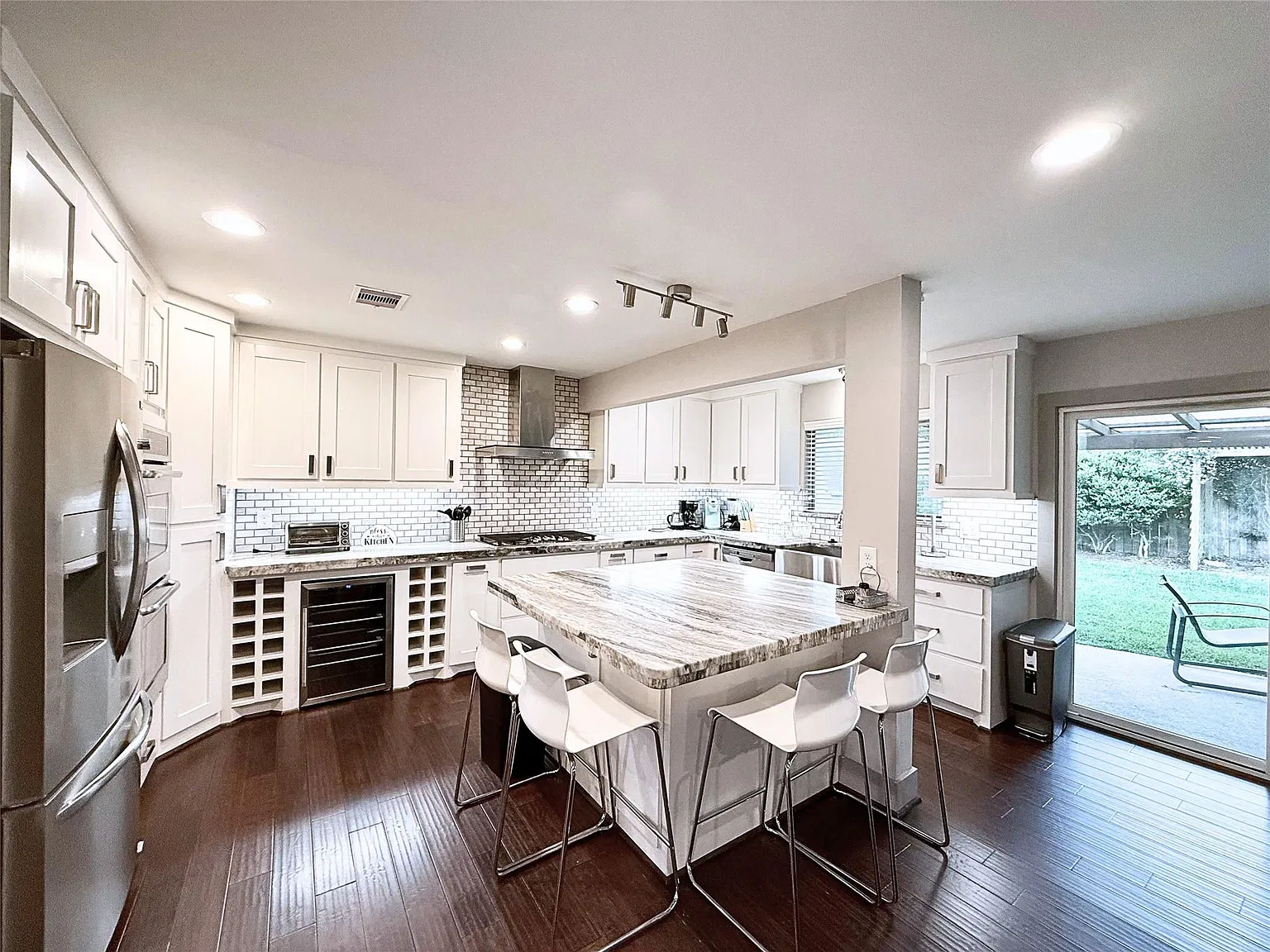 4 bed, 3.0 bath, 1902 sqft, $2,975 — Photo 4