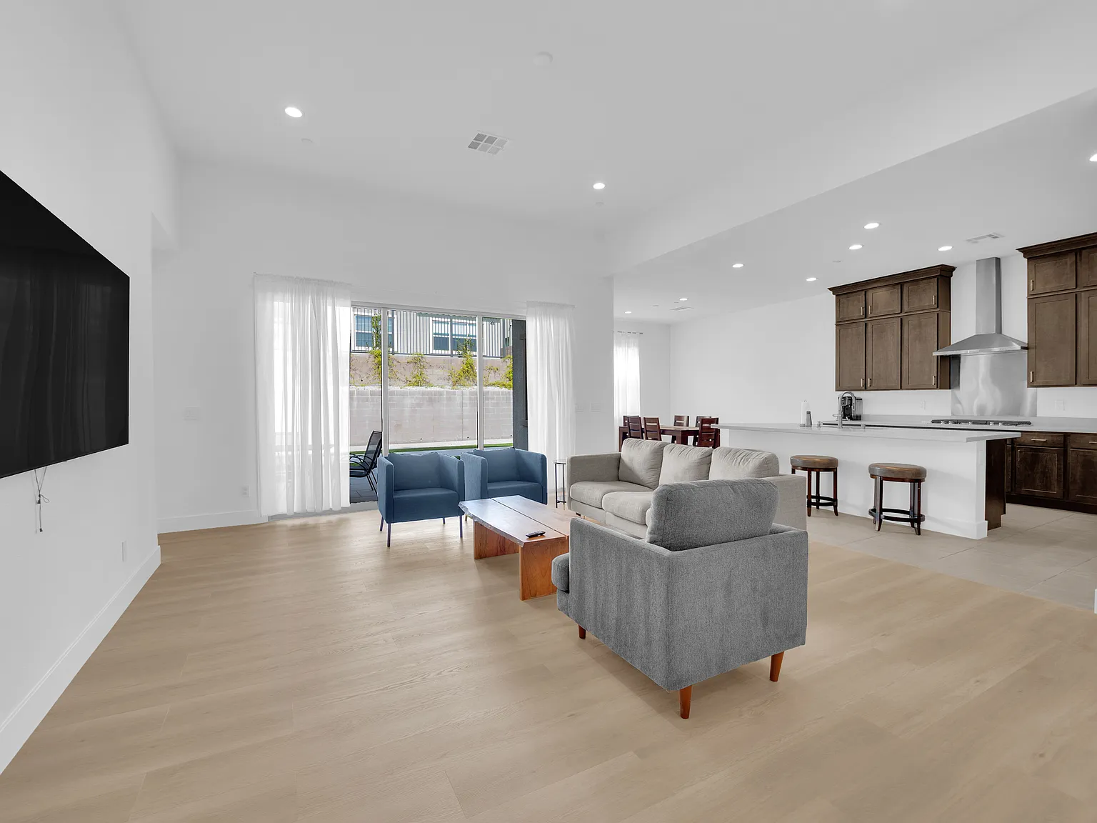 3 bed, 2.5 bath, 2016 sqft, $6,000 — Photo 4