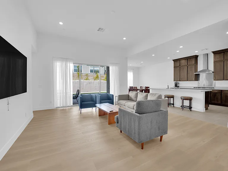 323 Robledo St — Photo 4