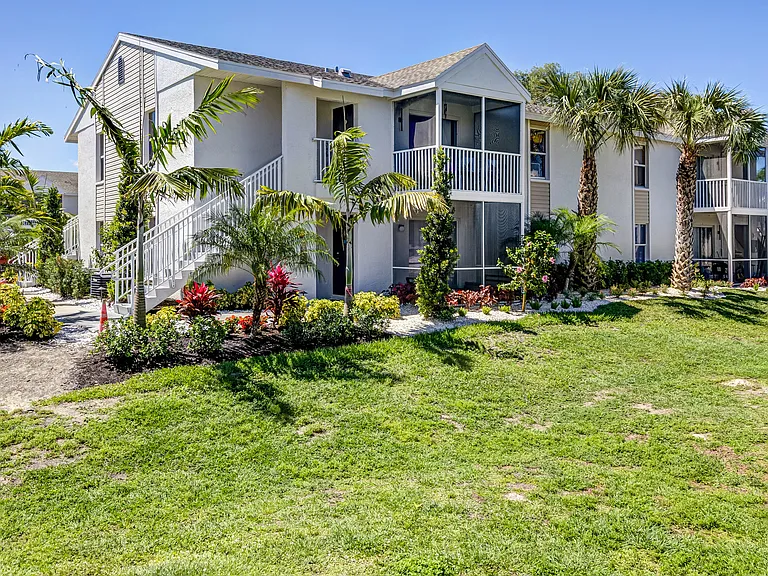 Coral Palms Apartments — Photo 2