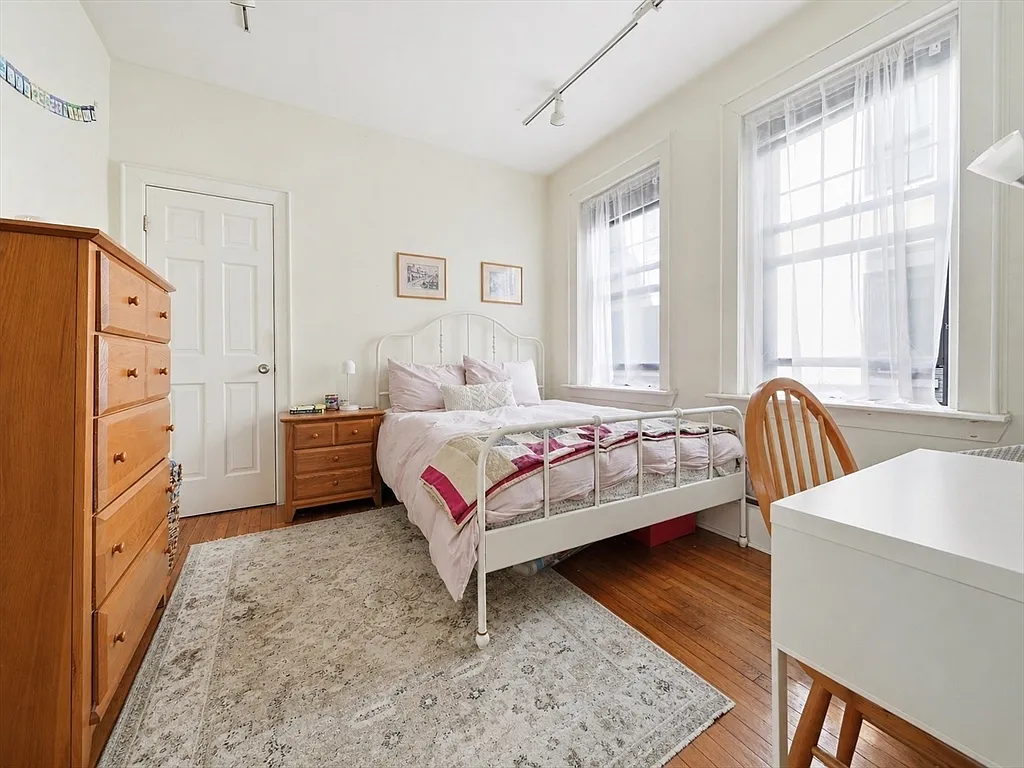 2 bed, 1.0 bath, 700 sqft, $2,700 — Photo 3