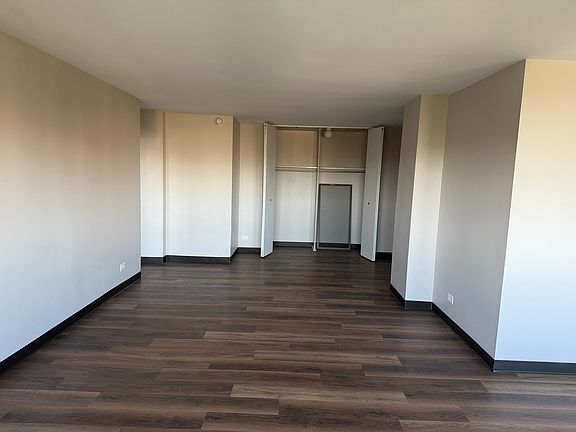 3rd image of 4850 S Lake Park Ave #1507B