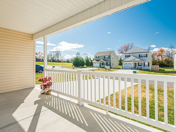 3rd image of 204 Heritage Crossing Dr