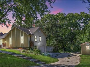 406 NE Colonial Ct, Lees Summit, MO 64064