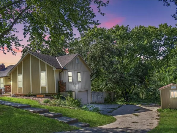 406 NE Colonial Ct, Lees Summit, MO 64064