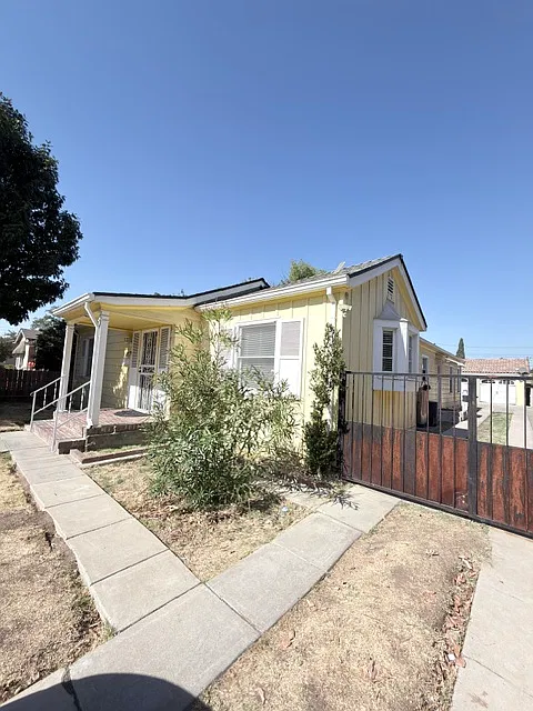 3 bed, 1.5 bath, 1660 sqft, $1,950 — Photo 2