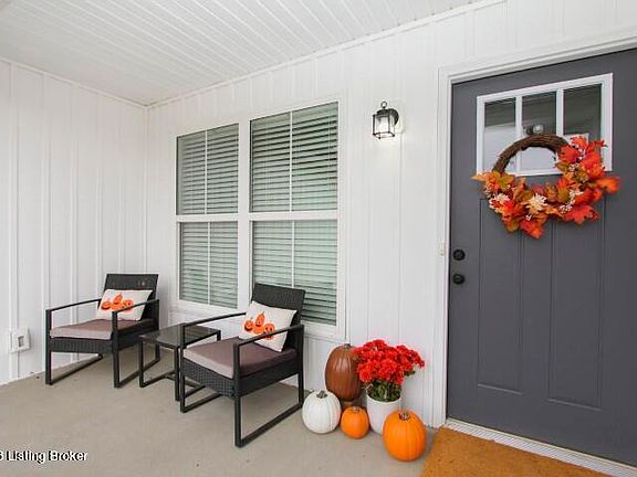 4th image of 2121 Collins Ln