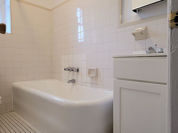 3rd image of 8409 Talbot St