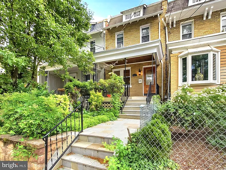 440 Delafield Pl NW — Photo 2