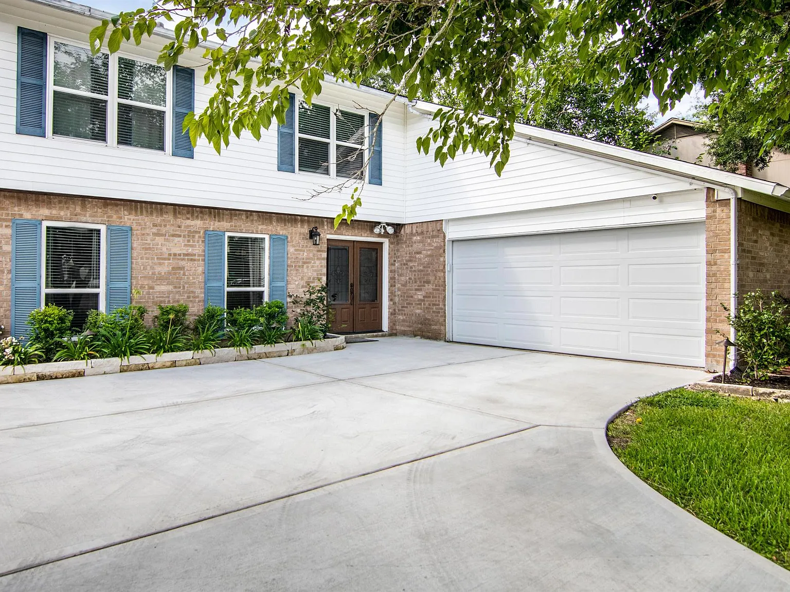 4 bed, 2.5 bath, 2114 sqft, $2,450 — Photo 2
