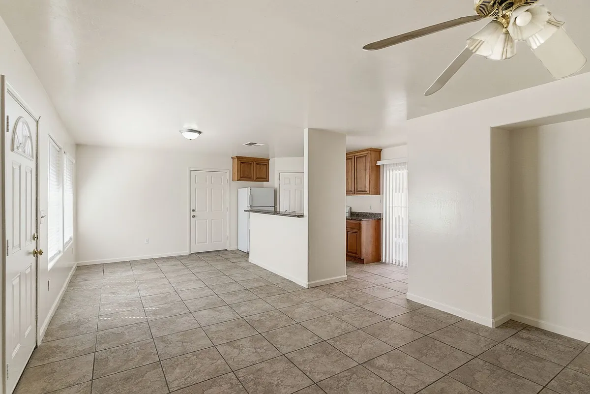 Building Photo - 726 K St #A & B