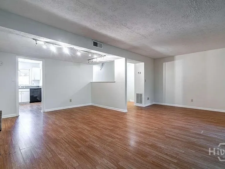 108 Fernbanks Ct — Photo 8