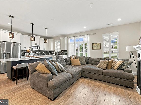 5th image of 16728 River View Cir