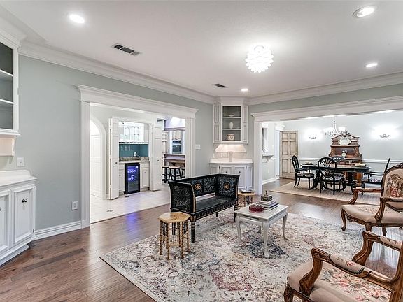 3rd image of 220 Oakmont Dr