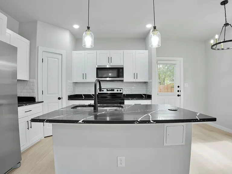 525 Dakota St — Photo 23