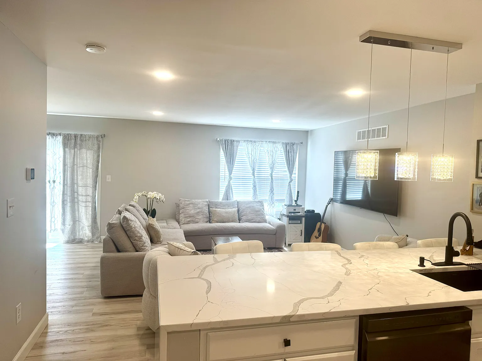 3 bed, 1.5 bath, 1672 sqft, $2,300 — Photo 1
