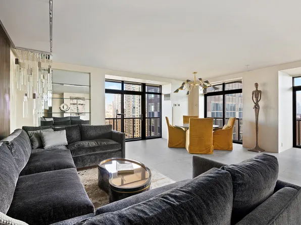 100 United Nations Plaza image 1 of 16