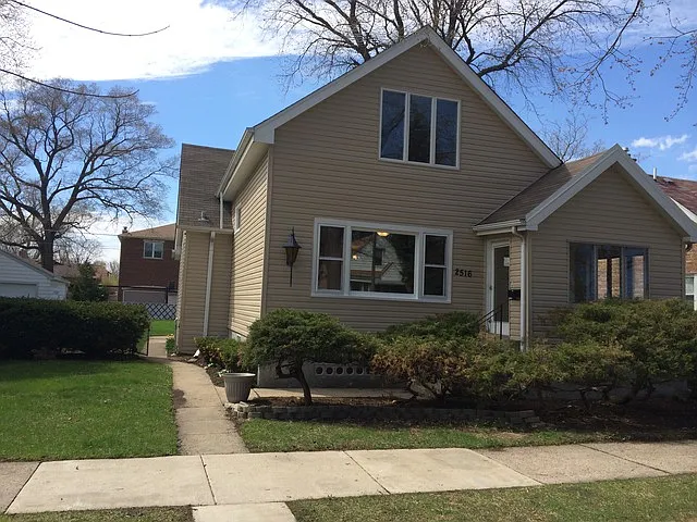 2516 Clarke St photo 1