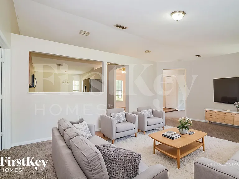 122 Barrington Dr — Photo 3