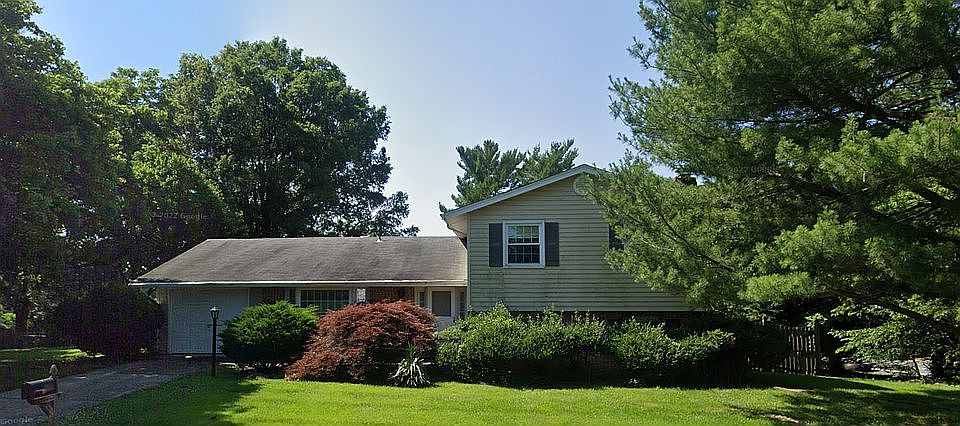 1st image of 900 Lynnhill Ct NE