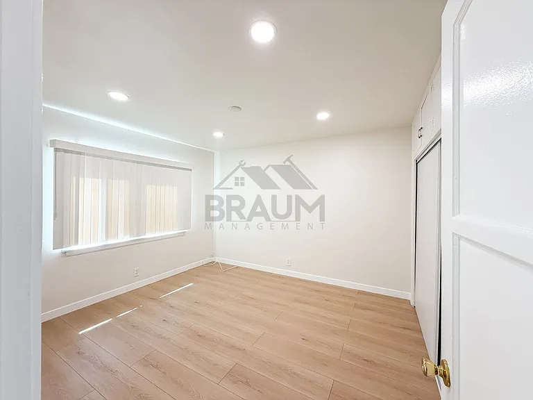 15550 Vanowen St — Photo 27
