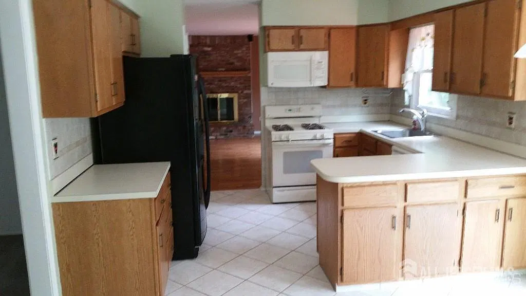 4 bed, 3.0 bath, 2402 sqft, $4,200 — Photo 2