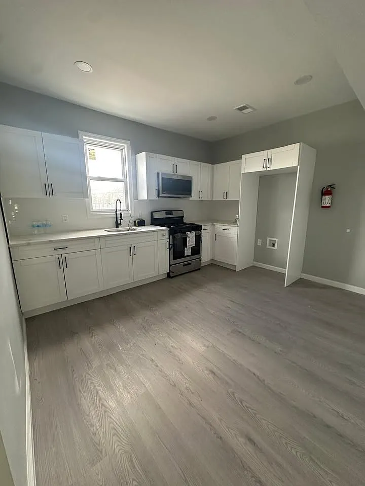 4 bed, $2,700 — Photo 2