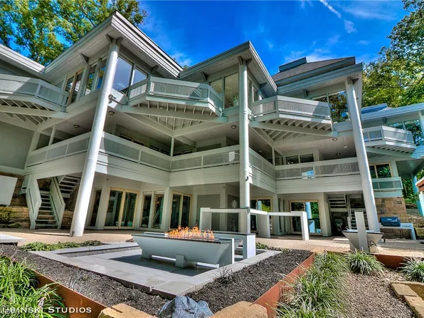 933 Top Of The Hill Rd, Akron, OH 44333