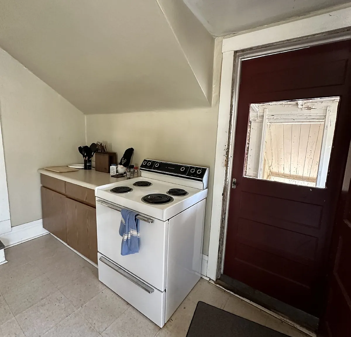 2 bed, 1.0 bath, $410 — Photo 2